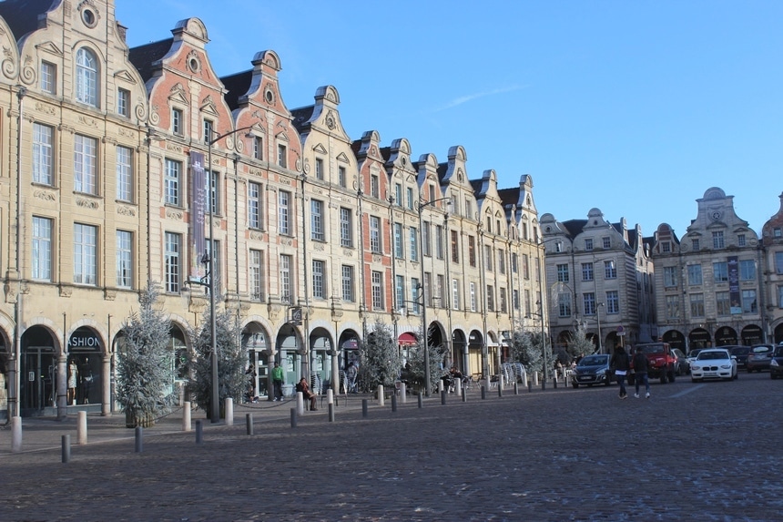 Place des Héros, appellée aussi, la petite place d'Arras