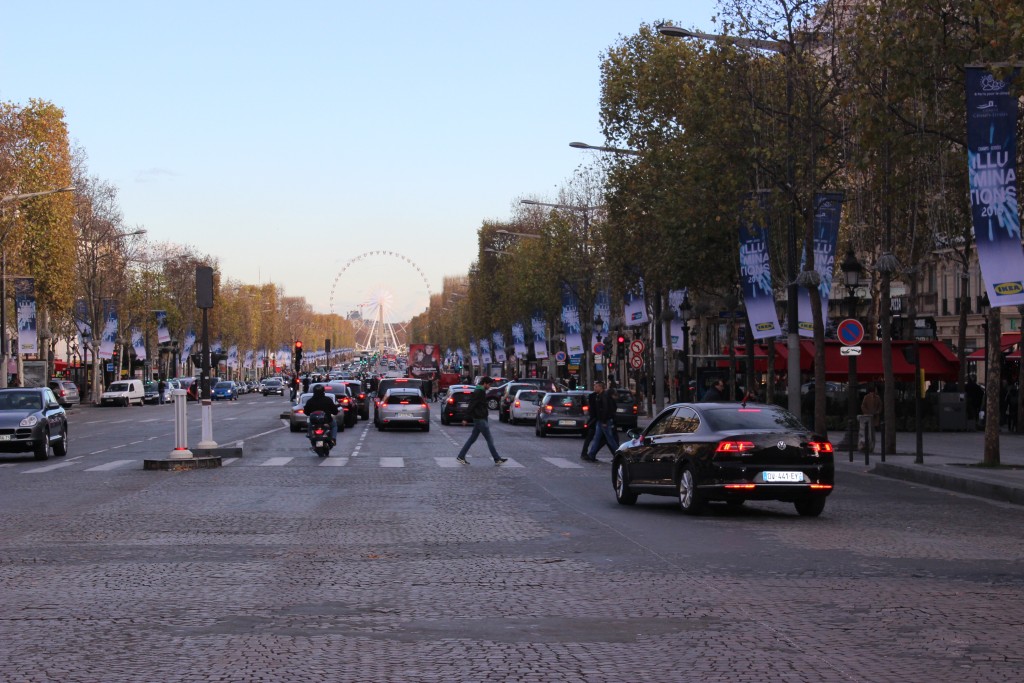 Les boutiques des champs Elysées shopping Paris